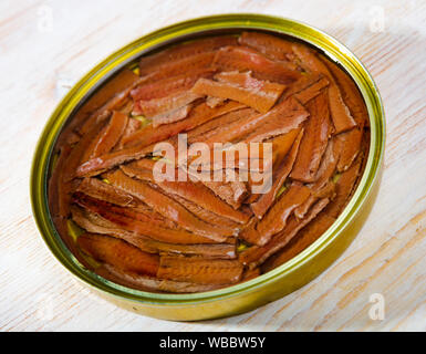 Immagine di spagnolo tradizionale cibo inscatolato salati filetti di acciuga in olio, nessuno Foto Stock