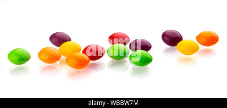 Lucido multicolore di noci e uvetta confetto isolati su sfondo bianco Foto Stock
