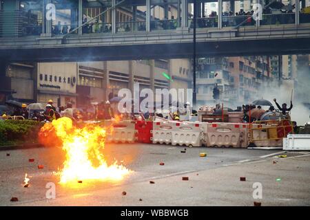 Hong Kong, Cina. 25 Ago, 2019. Una pacifica manifestazione diventa violento con diversi scontri tra manifestanti e forze di polizia a Tsuen Wan. Credito: Gonzales foto/Alamy Live News Foto Stock