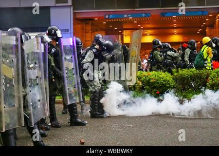 Hong Kong, Cina. 25 Ago, 2019. Una pacifica manifestazione diventa violento con diversi scontri tra manifestanti e forze di polizia a Tsuen Wan. Credito: Gonzales foto/Alamy Live News Foto Stock