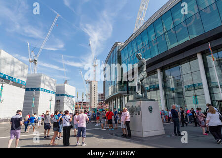 Coral Challenge Cup Final 2019 - Wembley Stadium - ventilatori in posa da Bobby Moore statua con gru e grattacieli tutti intorno a Foto Stock