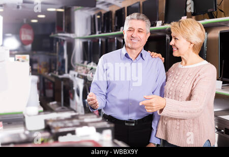 Coppia coppia sposata sono felice di vedere la varietà di apparecchi elettrodomestici in negozio Foto Stock