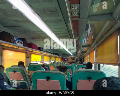 Agra, India - 13 agosto 2019: Ferrovie indiano Shatabdi Express train Foto Stock