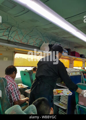 Agra, India - 13 agosto 2019: il servizio di ristorazione da indiano Ferrovie sui Shatabdi Express train Foto Stock