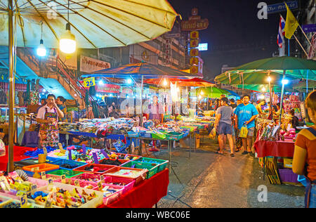 CHIANG MAI, Thailandia - 2 Maggio 2019: la gente a piedi lungo il vicolo stretto tra i piccoli banchi di Warorot Bazaar Notturno, il 2 maggio in Chiang Mai Foto Stock