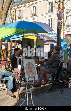 Artisti di strada trafficata piazza di Place du Tertre. Quartiere Montmartre di Parigi, Francia Foto Stock