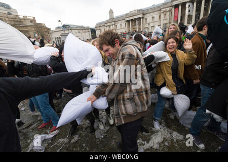 Le persone che prendono parte a, International Pillow Fight Day, Trafalgar Square, Londra, Gran Bretagna. Cuscino combatte stanno succedendo in diverse città in tutto il Foto Stock