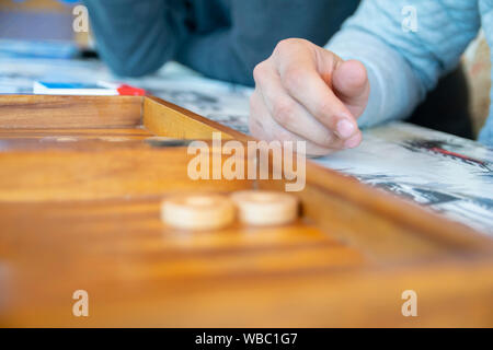 Giocare a Backgammon su un tavolo di legno con dadi. Foto Stock