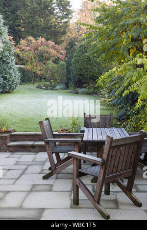 Back Yard patio e giardino in autunno nel Regno Unito Foto Stock