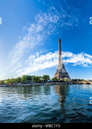 Panorama della Torre Eiffel e lungofiume della Senna a Parigi Foto Stock