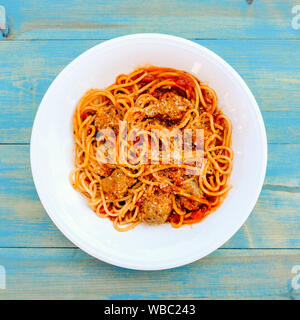 Stile Italiano Spaghetti con le polpette di carne in salsa di pomodoro Foto Stock