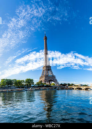 Panorama della Torre Eiffel e lungofiume della Senna a Parigi Foto Stock