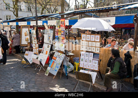 Artisti di strada trafficata piazza di Place du Tertre. Quartiere di Montmatre di Parigi, Francia Foto Stock