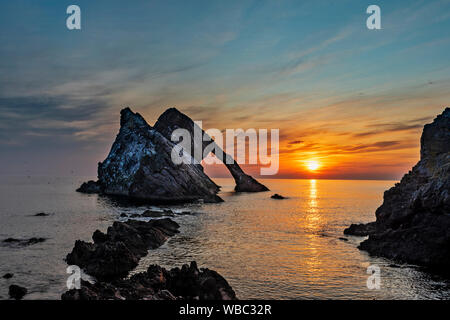 BOW FIDDLE ROCK PORTKNOCKIE MORAY Scozia un inizio di mattina estate sunrise il sorgere del sole all'orizzonte Foto Stock