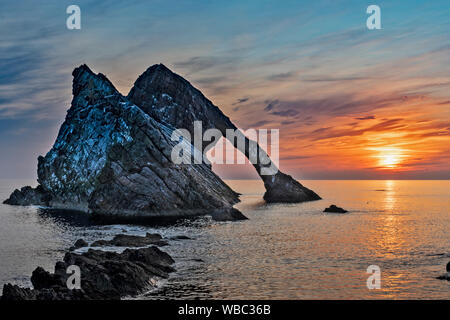 BOW FIDDLE ROCK PORTKNOCKIE MORAY SCOZIA LA MATTINA PRESTO ESTATE SUNRISE il sorgere del sole all'orizzonte Foto Stock