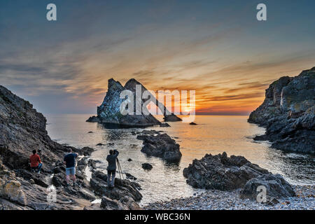 BOW FIDDLE ROCK PORTKNOCKIE MORAY Scozia la mattina presto estate alba con tre fotografi Foto Stock