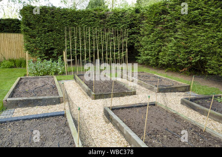 La pianificazione e la realizzazione di un nuovo giardino vegetale con letti sollevata Foto Stock