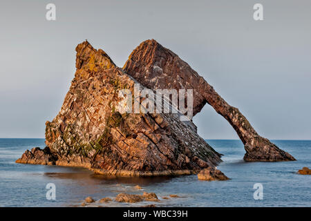 BOW FIDDLE ROCK PORTKNOCKIE MORAY Scozia estate luce della sera sulla roccia Foto Stock