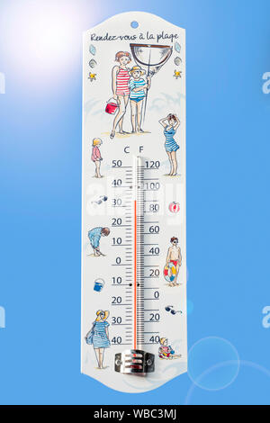 Il termometro misura temperature estremamente elevate di 32 gradi Celsius / 32 °C / 32 °C / 90 °F durante l'onda termica / l'onda termica in estate Foto Stock