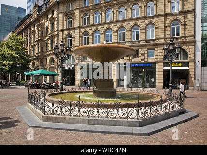 Fontana a piazza Kaiserplatz in Frankfurt am Main. Germania Foto Stock