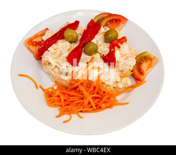 Gustosa insalata con carne, carota, olive, pepe rosso e i pomodori servita su piastra bianca. Isolato su sfondo bianco Foto Stock