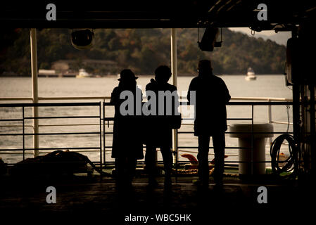 I turisti di prendere il traghetto per Miyajima,Giappone Foto Stock