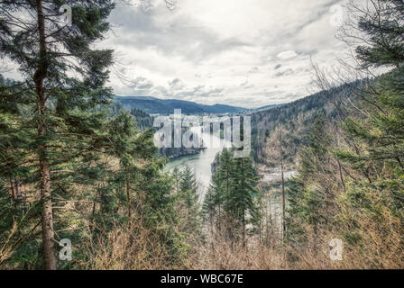 Fantastico fiume Doubs sul confine della Francia e Svizzera, panorama Foto Stock