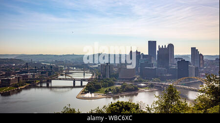 Pittsburgh Pennsylvania noi d'America, 7 maggio, 2019. Pittsburgh PA vista aerea del centro città dal punto di vista parco Foto Stock