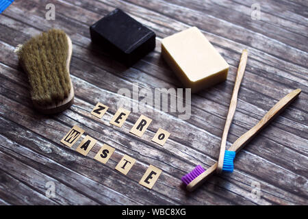 Rifiuti zero prodotti di igiene su sfondo di legno e il controllo ortografico del testo "rifiuti zero". Tonalità di terra, rifiuti zero e plastica concetto libero Foto Stock