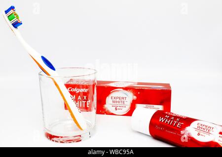 Colgate Max pasta dentifricia bianca prodotta da Colgate-Palmolive Foto Stock