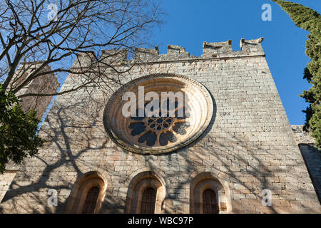 Architettura romanica della chiesa abside nel monastero di Santa Maria de Santes Creus con rosone e tre piccole finestre ogivali Foto Stock