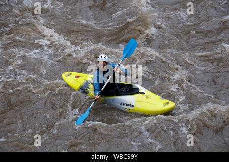 Azione in kayak sul Noguera Pallaresa river, Catalunya, Spagna Foto Stock