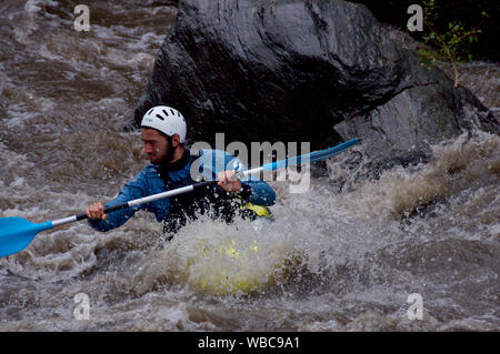 Azione in kayak sul Noguera Pallaresa river, Catalunya, Spagna Foto Stock