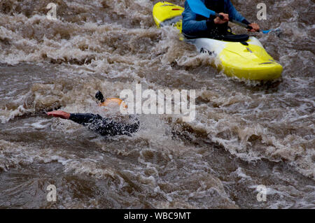 Kayaker scende in acqua sul Noguera Pallaresa river, Catalunya, Spagna Foto Stock