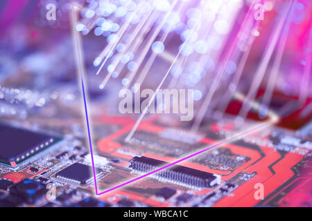 Primo piano sulla scheda elettronica e neon luci elettriche, offuscata e tonalità dello sfondo elettronico in rosa, blu e viola Foto Stock