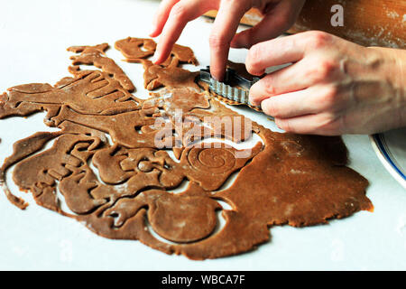 Rendendo gingerbread cookies da impasti Foto Stock