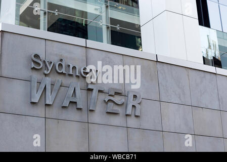 Il logo Sydney Water sul lato di un edificio nella città occidentale di Sydney di Parramatta, Australia Foto Stock