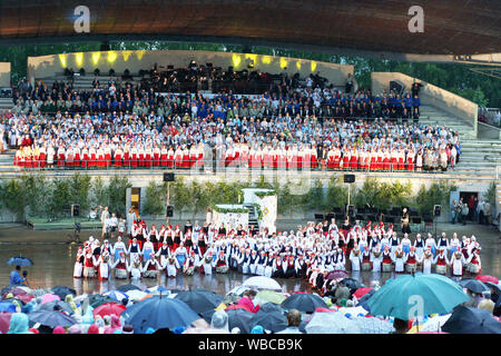 Festival Grounds pieno di persone che ascoltano la nazionale estone festival della canzone 'Tallinna Laulupidu' Foto Stock