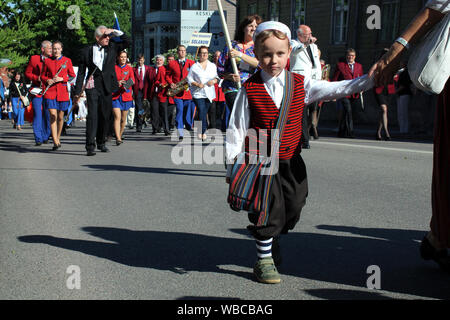 Tallinn, Estonia - 7.06.2014 - piccolo ragazzo nel tradizionale abbigliamento estone a piedi la nazionale estone song festival parade Foto Stock