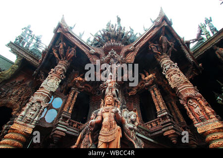 Santuario della verità in Pattaya Thailandia. Tutto il legno costruendo riempito con sculture in legno basato sulle tradizionali buddisti e indù motivazioni ans miti. Foto Stock
