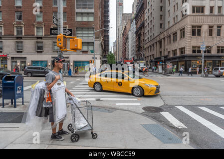 W 58th Street 6th Ave, Manhattan, New York, Stati Uniti d'America Foto Stock