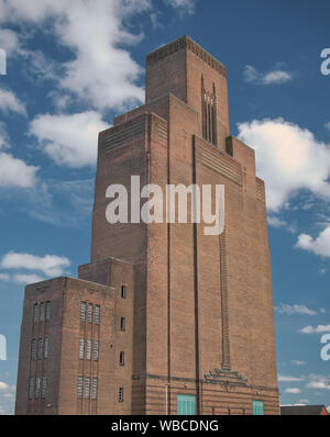 L'art deco mattone torre di ventilazione del Queensway road tunnel sotto il fiume Mersey, in Birkenhead, Wirral, Regno Unito Foto Stock