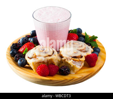 In casa ciambelle alla cannella con il frullato e frutti di bosco freschi. Isolato su sfondo bianco Foto Stock