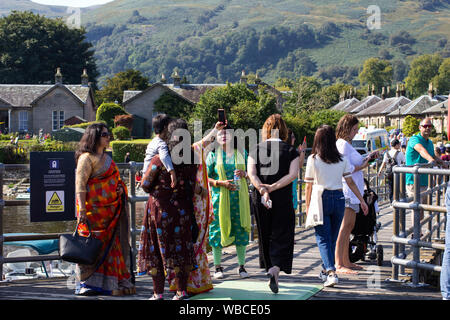 Luss, Argyll & Bute, Scozia, Agosto 25, 2019: centinaia di persone visitano un piccolo e pittoresco villaggio sulla sponda occidentale del Loch Lomond per prendere il sole e Foto Stock