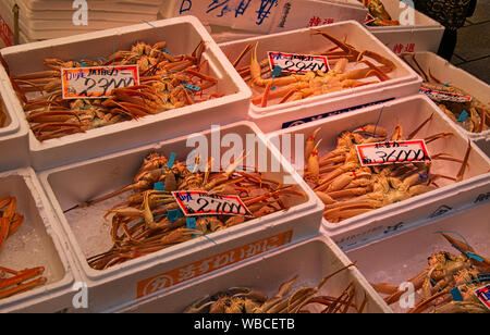 Il granchio fresco per la vendita in una fase di stallo al mercato Omicho a Kanazawa, Giappone Foto Stock