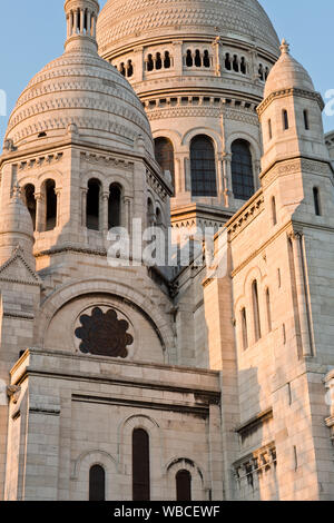 Tramonto sul Sacro Cuore (Sacro Cuore di Cristo) chiesa cattolica romana. Montmartre, Parigi, Francia Foto Stock