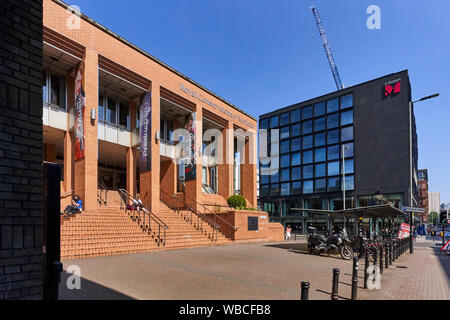 Il Regio Conservatorio di Scozia, 100 Renfrew Street, Glasgow City Centre G2 3DB. Con il cittadino M Hotel in background. Foto Stock