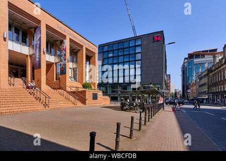 Il Regio Conservatorio di Scozia, 100 Renfrew Street, Glasgow City Centre G2 3DB. Con il cittadino M Hotel in background. Foto Stock
