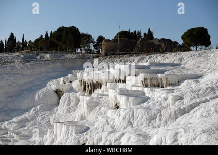 Travertini in Pamukkale Denizli Turchia Foto Stock