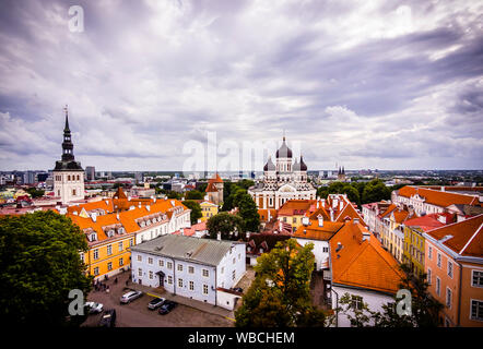 Splendido skyline della città vecchia di Tallinn con la Cattedrale Alexander Nevsky Foto Stock